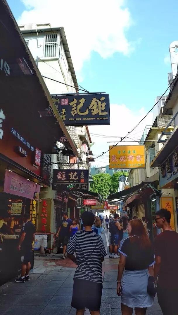 澳门，向尊敬的听众朋友们致意